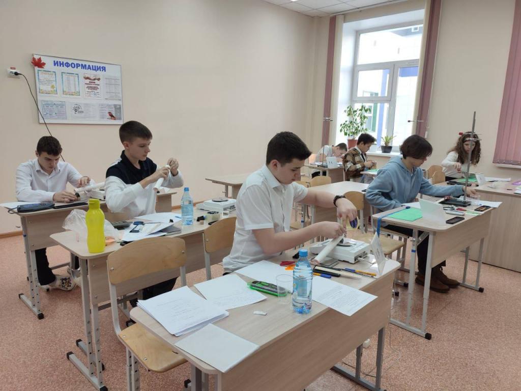 Школьники Хакасии приняли участие в региональном этапе Всероссийской олимпиады по физике имени Дж.К. Максвелла